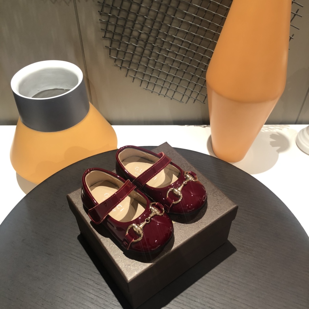 Children's shoes child